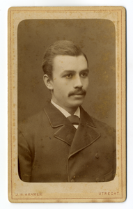 221661 Portret van mr. W.J.H. de Visser. Borstbeeld rechts van voren.